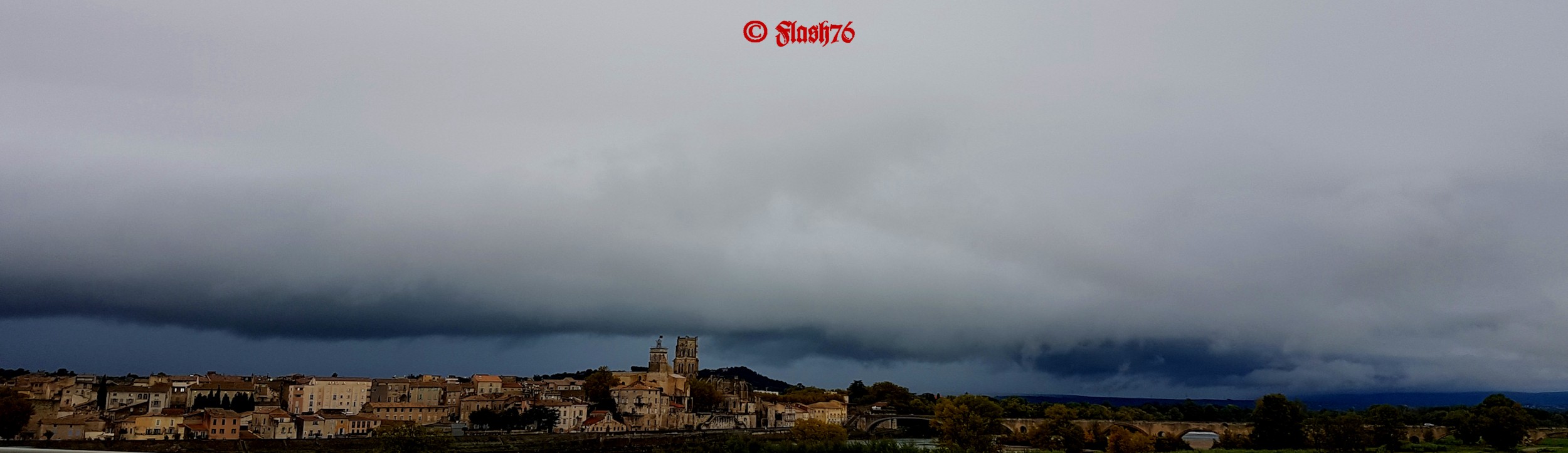 Approche d'un orage cévenol sur Avignon (84)