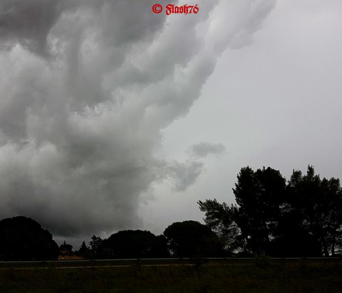 Sillage turbulent et orage cévenol vers Nîmes (30)