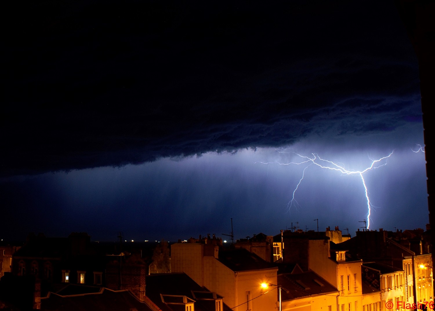 Foudre nocturne et rideau de pluie, le 19/06/2019 au Havre (76)