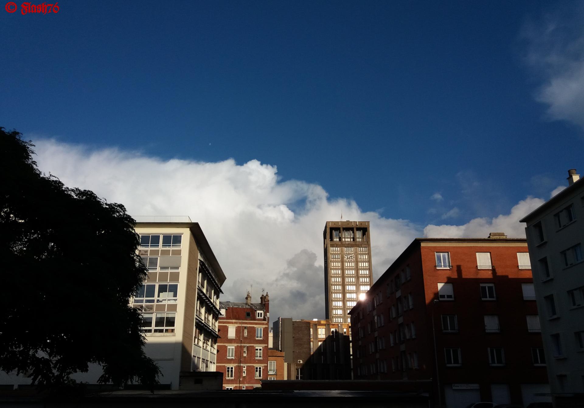 Premiers cumulonimbus à l'arrière de la perturbation