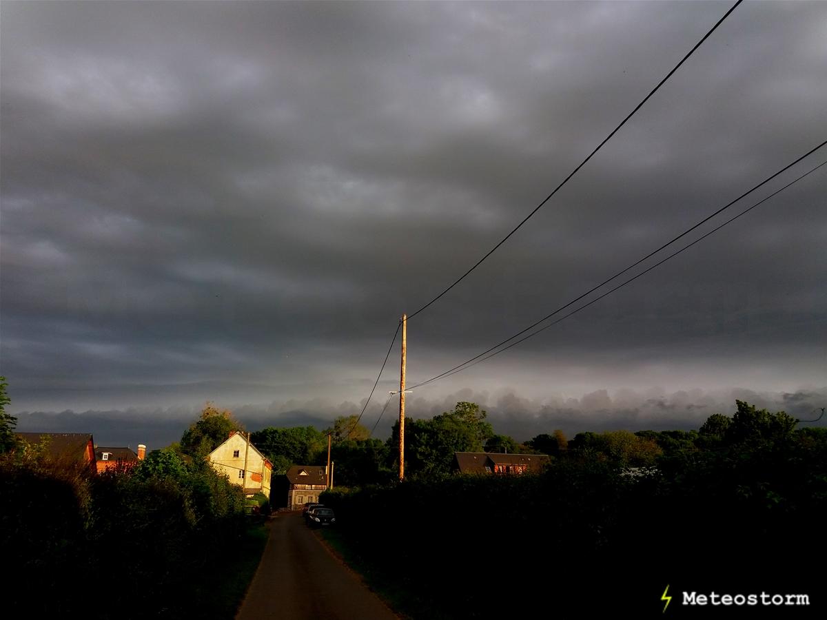 L'orage gronde au loin