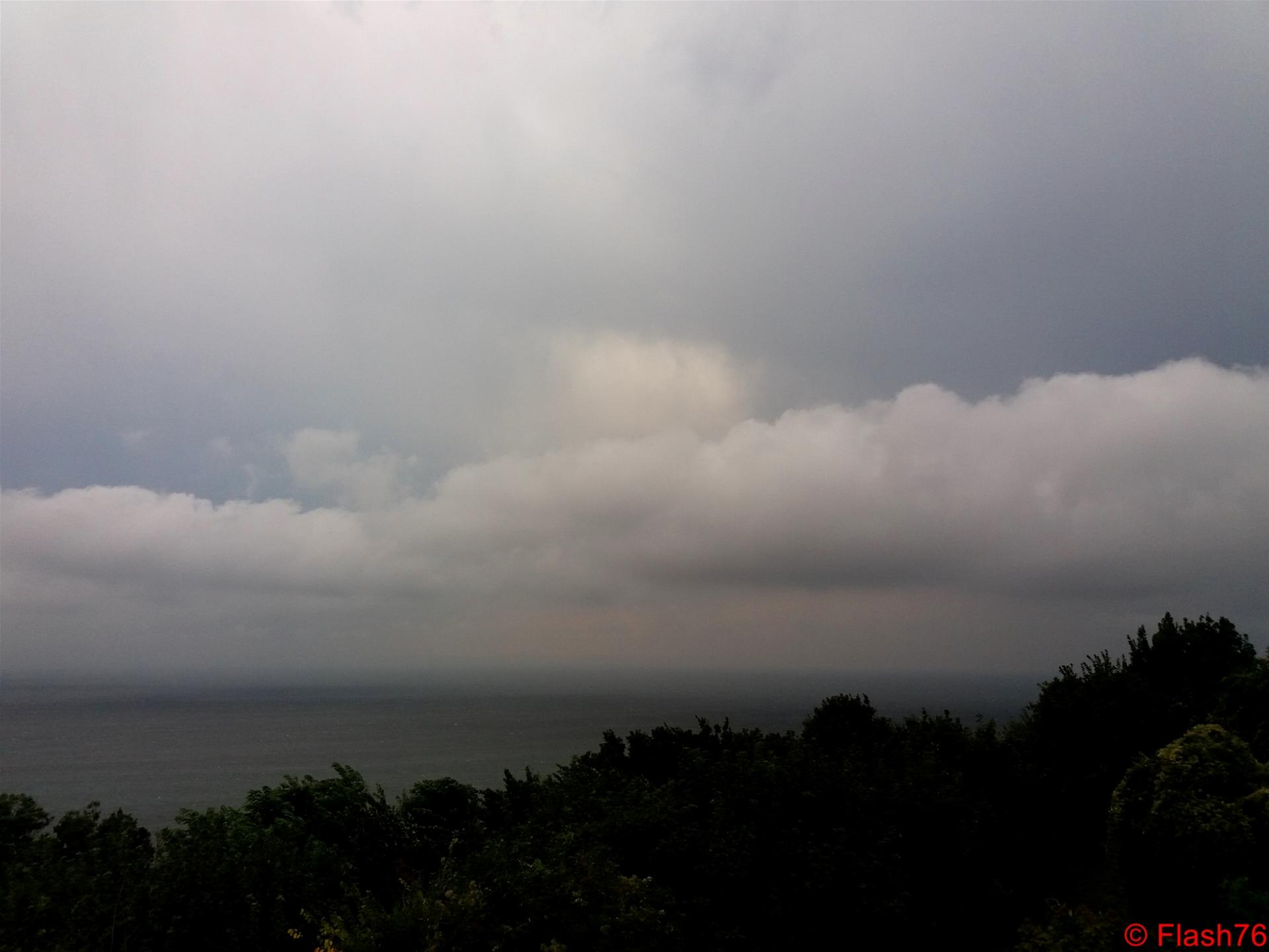 Nuages bas devant l'orage