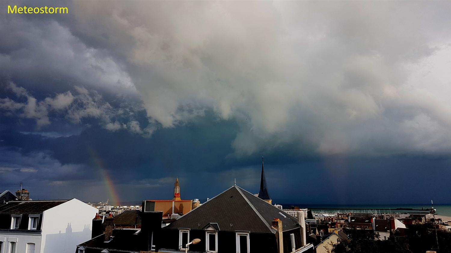 Tendance orageuse et arc-en-ciel