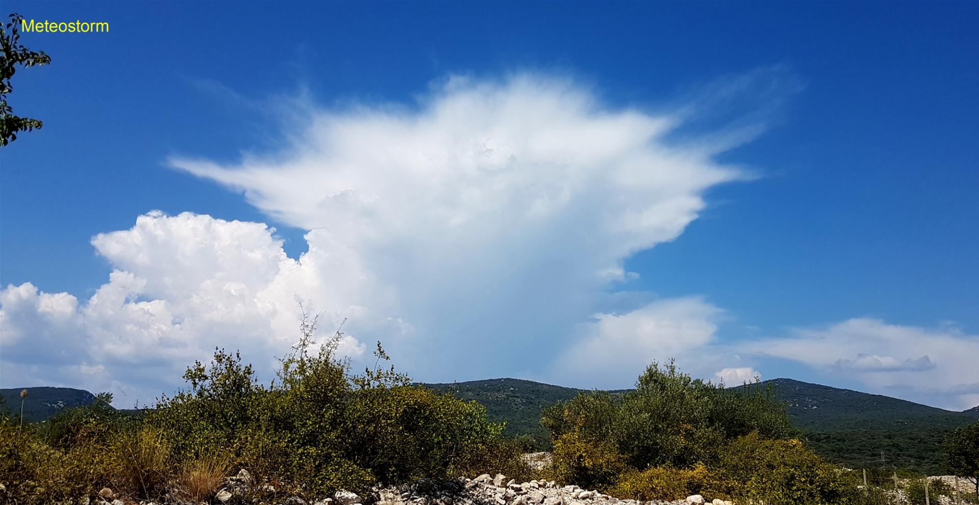 Premier orage à la mi-journée