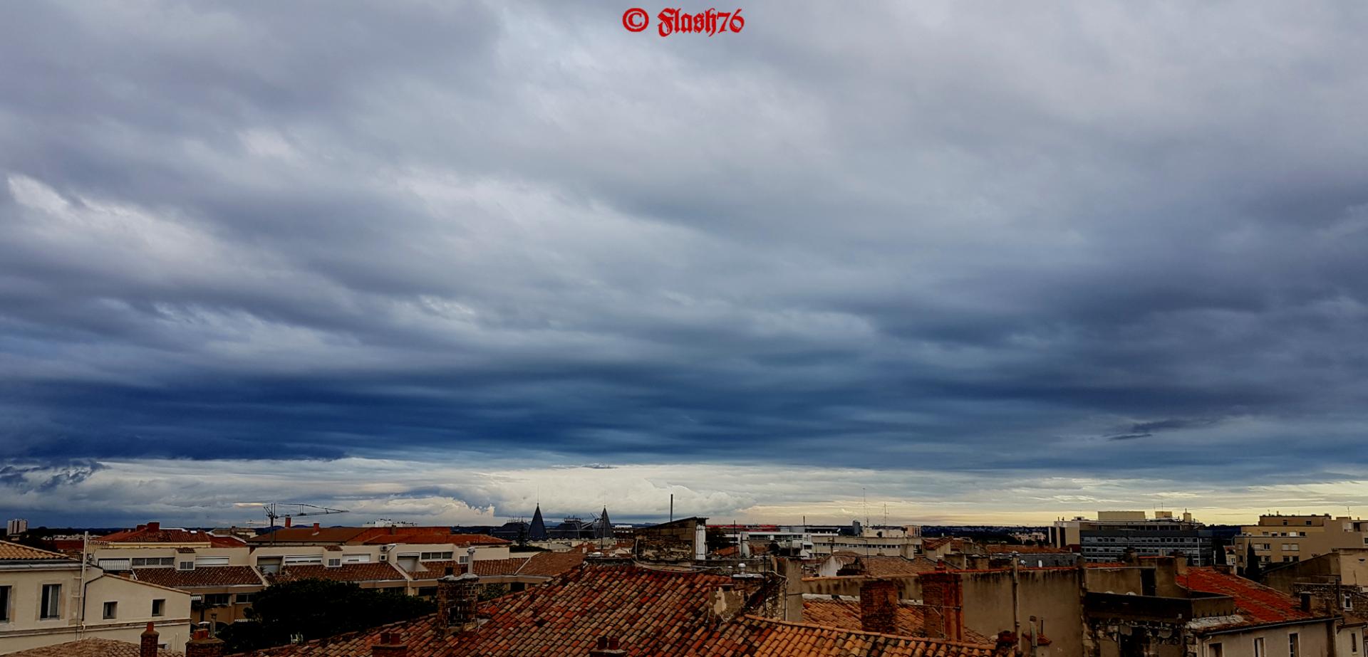 Menaçant sur Nîmes