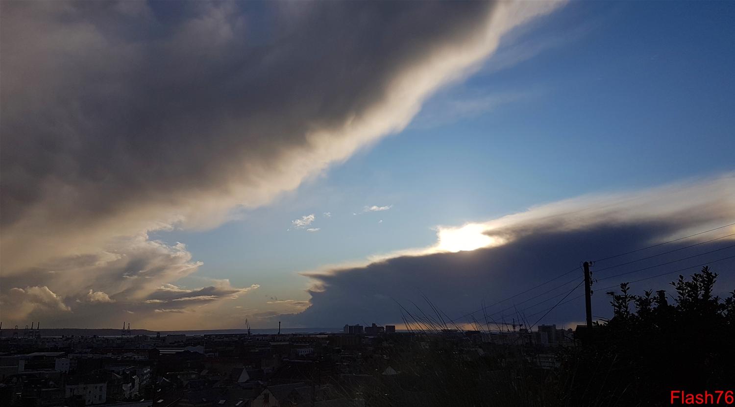 Cumulonimbus d'hiver et orage lointain