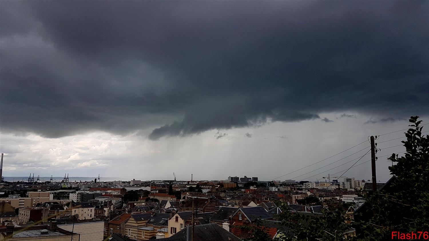 Orage urbain et rideau de pluie