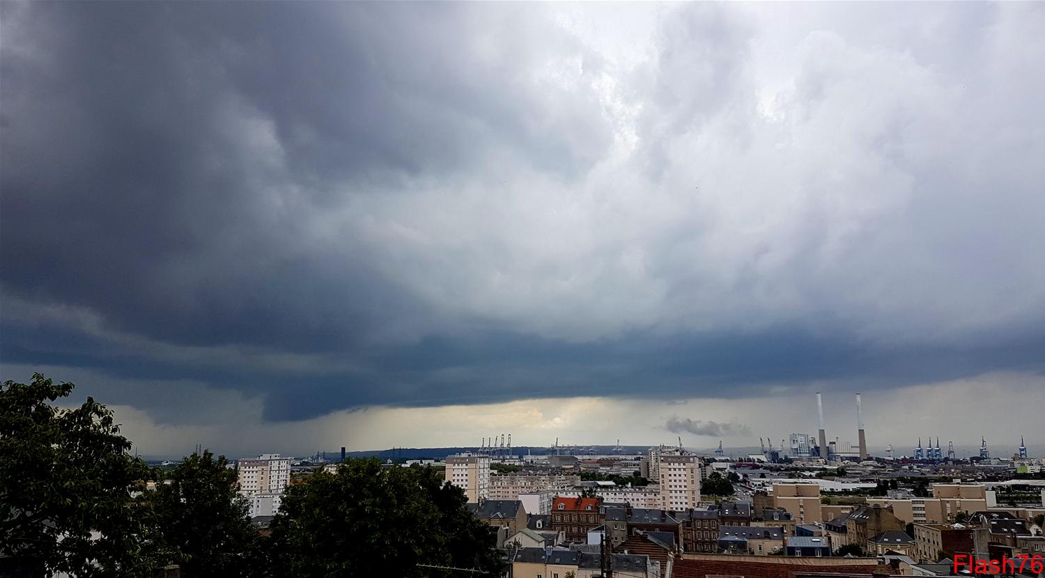 Orages recouvrant l'horizon