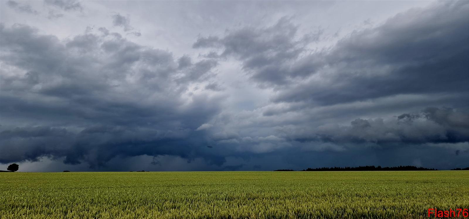 Orage et abaissements nuageux en rotation