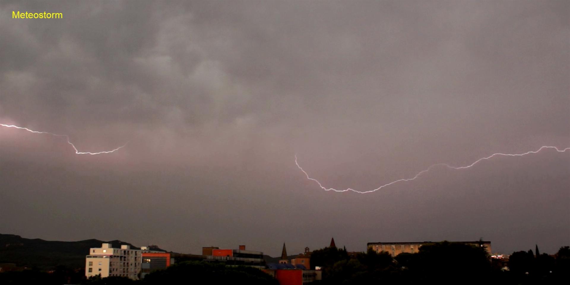 La nuit tombe sur l'orage