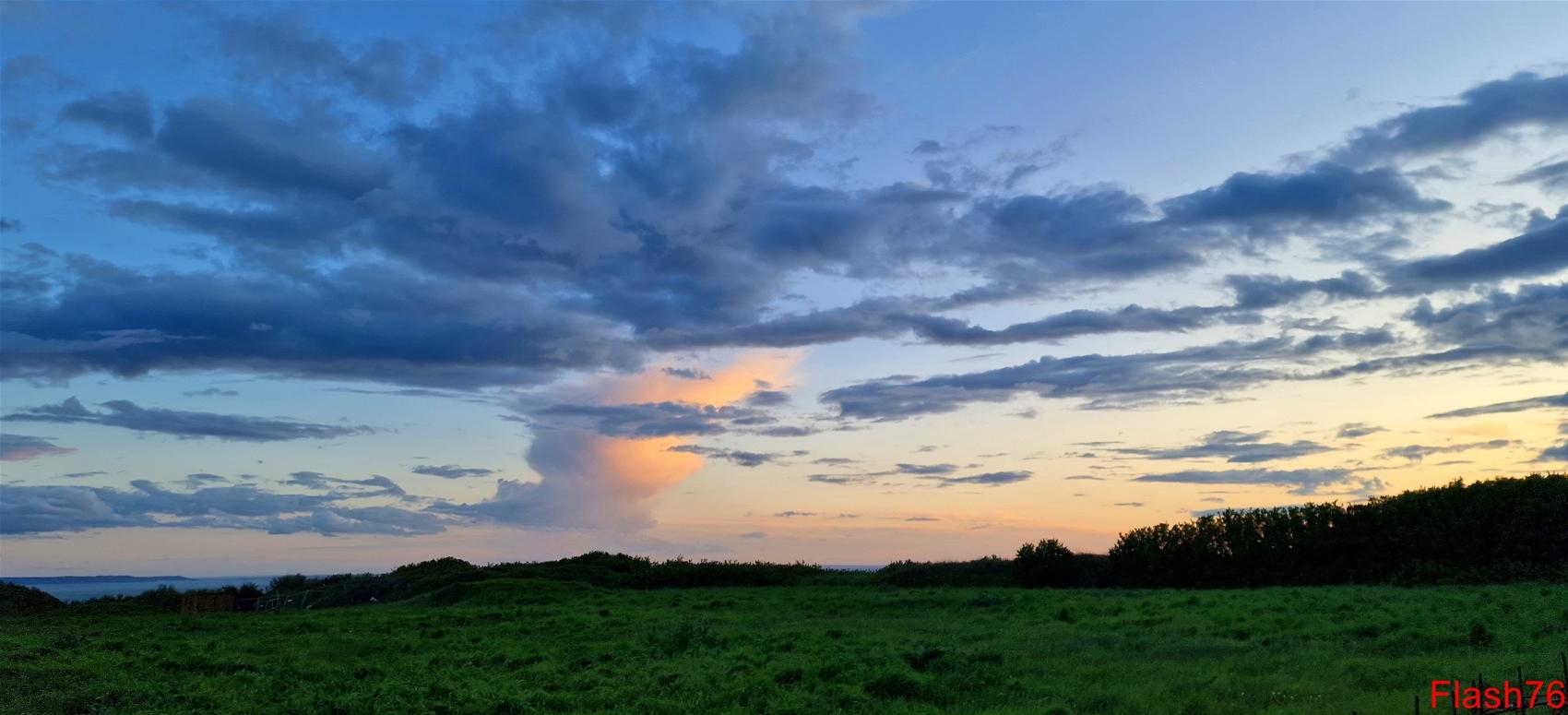 Cumulonimbus en fin de vie et soleil couchant